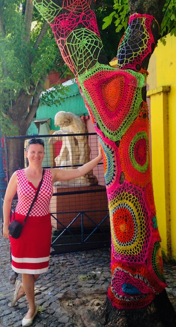 YARN BOMBING: a horgolt törzsű fa Buenos Aires